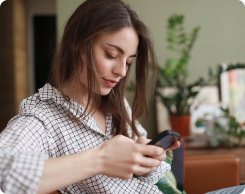 Jeune femme tenant un smartphone