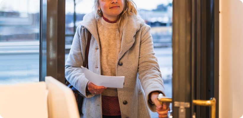 Femme entrant dans un magasin Coriolis